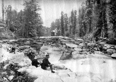 Pont aux ânes, Auzat, 1882. Des gens font semblant de s'occuper