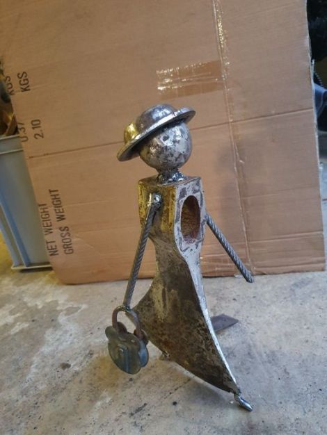 Bibelot femme en marche